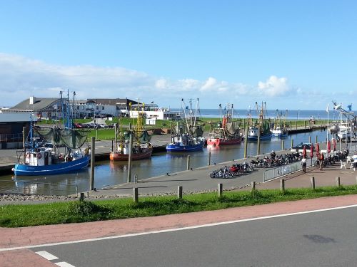 Kutterhafen bei Flut und Blick auf Kurverwaltung, Kinderspielhaus usw.